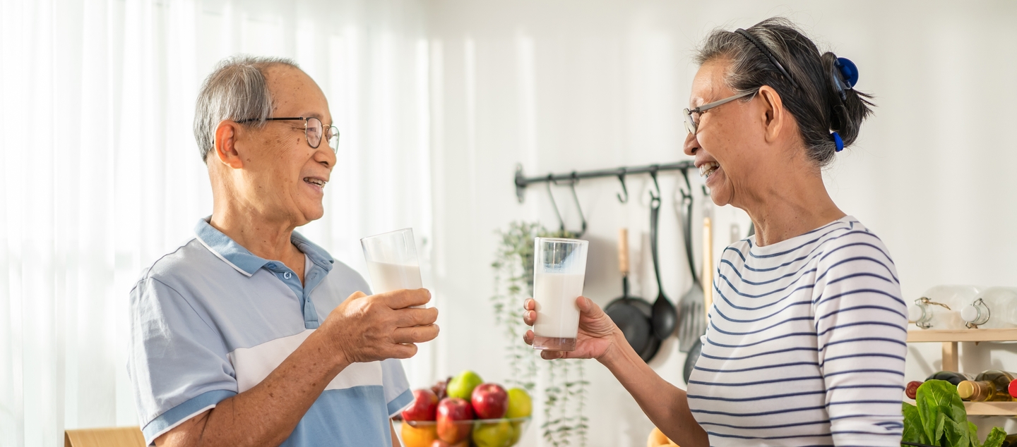 Asian,senior,elderly,couple,drink,a,glass,of,milk,in